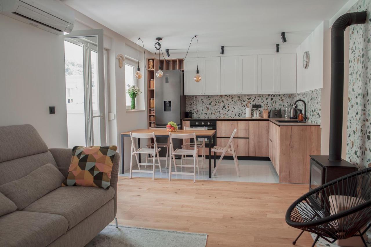 Apartment Vito Omiš Exteriör bild